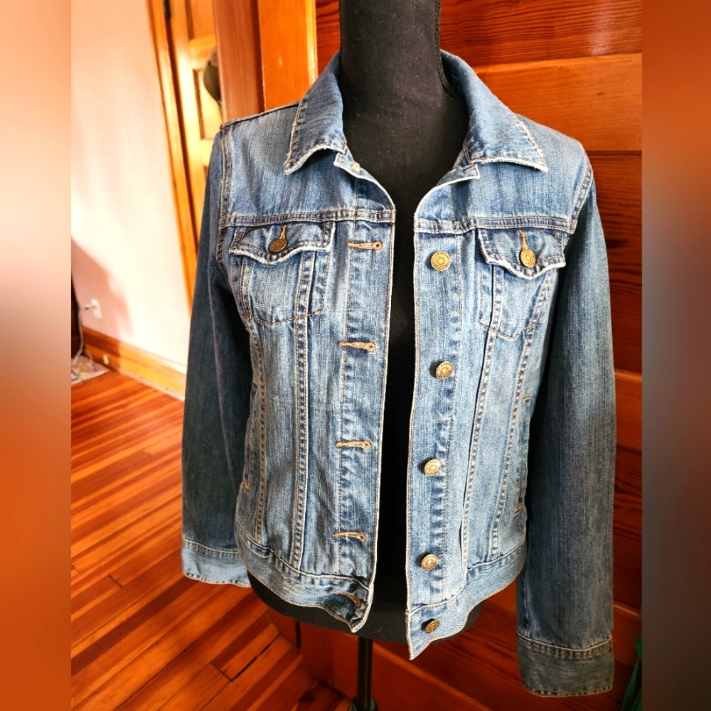 Almost vintage Old Navy Jean Jacket Like New Med.